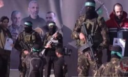 القسام تسلم الأسيرين "كالديرون وبيبس" للصليب الأحمر
