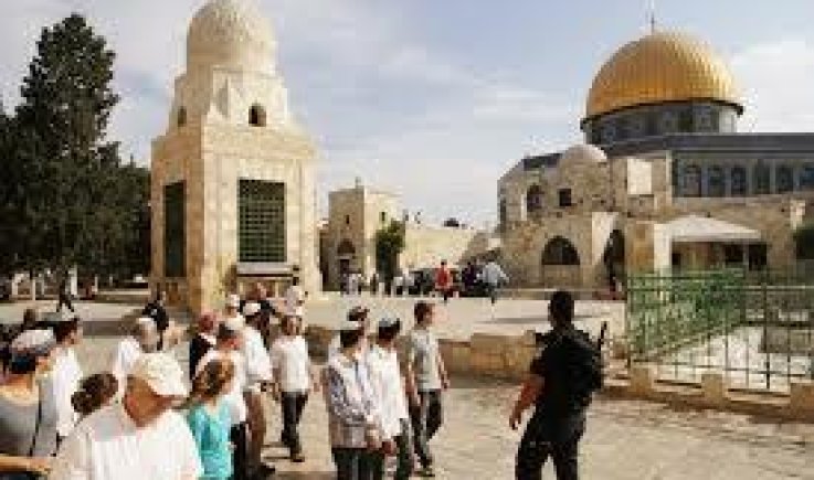 عشرات المستوطنين يقتحمون المسجد الأقصى بحماية شرطة العدو الصهيوني