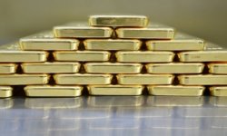 الذهب يقفز بأكثر من 1 بالمئة بسبب زيادة الرسوم الجمركية على الصين