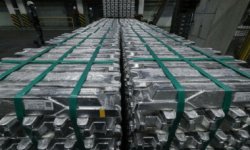 تراجع أسعار الألمنيوم مع دخول القرار الأمريكي حيز التنفيذ