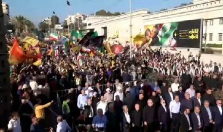 حزب الله يحتفي بانتصار إيران بوقفة تضامنية أمام سفارتها في بيروت
