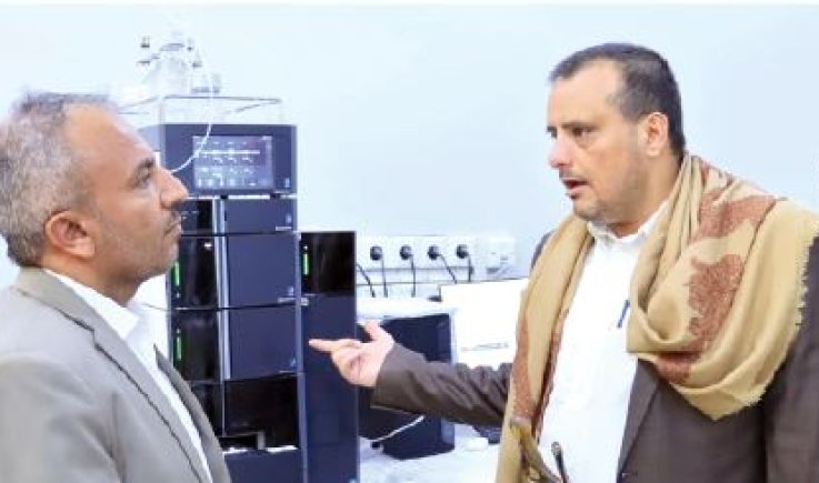 وزير الخدمة المدنية يطّلع على العمل في مختبرات هيئة المواصفات والمقاييس