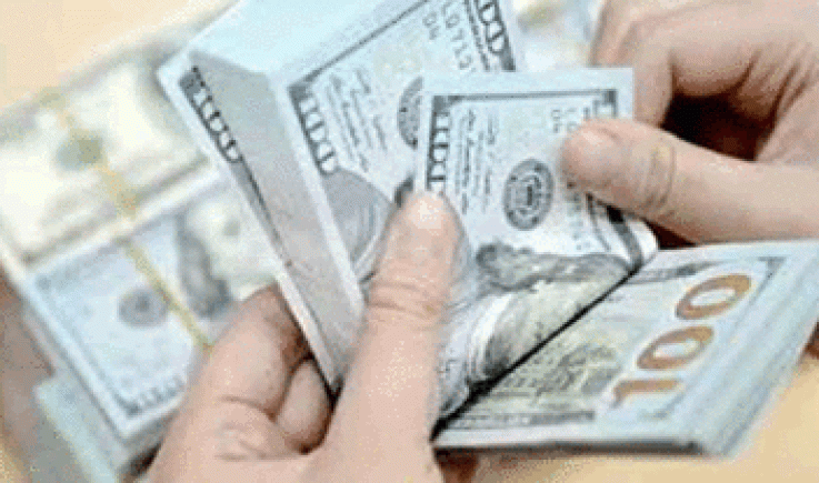 اقتراب سعر الدولار من أدنى مستوى له منذ عام 2021
