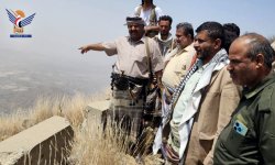 محافظ البيضاء يتفقد العمل بإزالة مخلفات الحرب في عقبة ثرة مكيراس لودر أبين