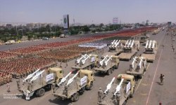 موقع “بزنس انسايدر” عن قائد عسكري أمريكي كبير: الحوثيون يفرضون معادلة جديدة على البحرية الأمريكية