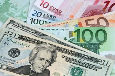 ارتفاع طفيف للدولار مقابل اليورو والين وسط التركيز على أسعار الفائدة