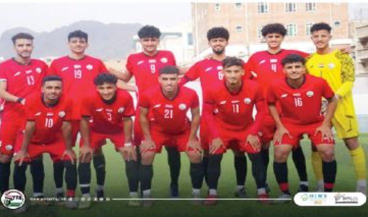 نائب وزير الشباب يزور معسكر المنتخب الوطني للناشئين بصنعاء ويسلِّمهم المكافأة المالية