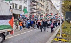 مسيرة للجاليتين اليمنية والفلسطينية في هامبورغ تضامنًا مع غزة وابتهاجًا بالنصر