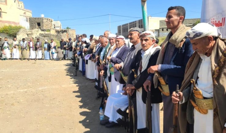 وقفة قبلية مسلحة لأبناء مديرية حفاش بالمحويت وفاءً للشهداء