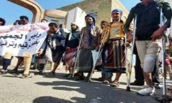 جرحى مرتزقة العدوان في تعز يحرقون أطرافهم الصناعية احتجاجاً على قطع رواتبهم