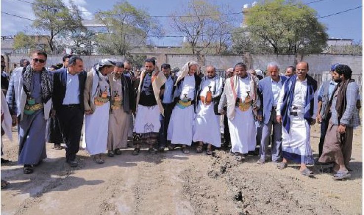 نائب وزير الشباب ومحافظ إب يدشِّنان أعمال تعشيب ملعب الكبسي ويتفقدان عددًا من المنشآت الرياضية بالمحافظة