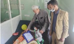 بمناسبة اليوم العالمي للطفولة .. أطفال روضة الحياة بمدينة البيضاء يوزعون هدايا رمزية عينية للأطفال المرضى بمستشفى الثورة