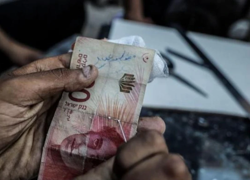 خبير: منع إدخال السيولة لغزة حرب اقتصادية ممنهجة تدفع بالقطاع المالي إلى السوق السوداء