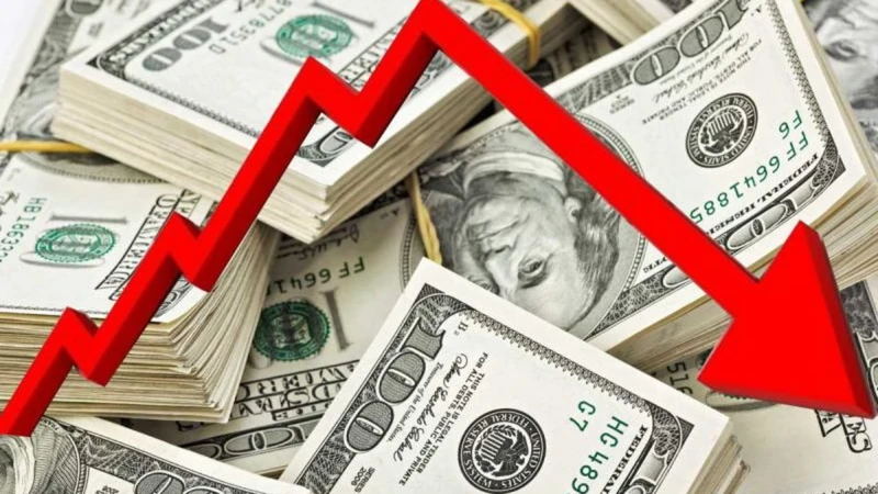 الدولار يتراجع لأدنى مستوى في أسبوع بعد موجة بيع كبيرة