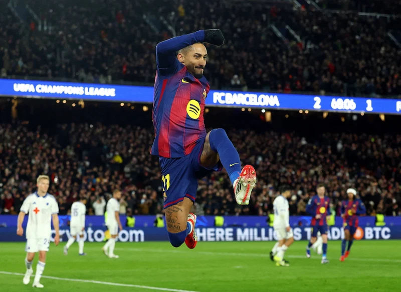 برشلونة يعلن غياب رافينيا لمدة أسبوع بسبب الإصابة
