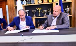“وحدة صنعاء” يبرم عقداً رسمياً لقيادة الفريق الأول