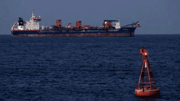 معهد أميركي: عمليات بيع النفط الإيراني تتسارع بحدة