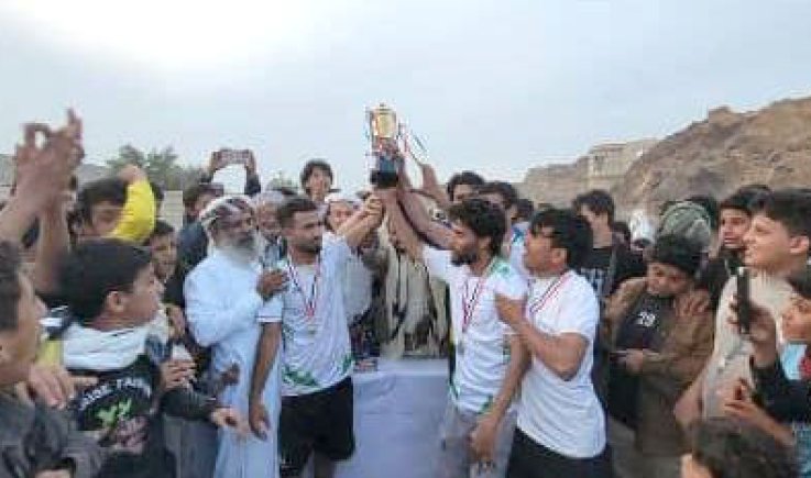 فريق عزة يحرز كأس دوري السلام بمدينة البيضاء