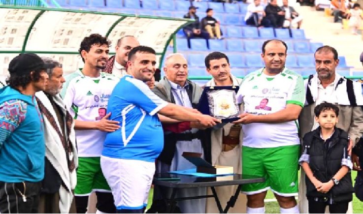 النجوم القدامى والإعلام الرياضي يهدون الكأس لنجلي العصري