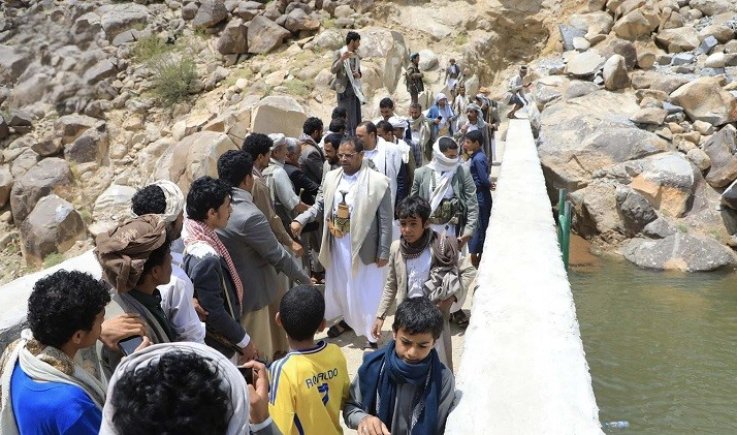 محافظ صعدة يتفقد حجم مياه السيول والأمطار بسدّي الرحبة والصدر في كتاف