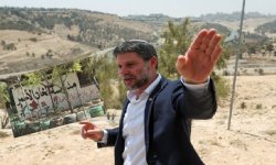 الصهيوني "سموتريش" يوقع أمرًا بإخلاء الخان الأحمر شرق القدس ردًا على مذكرة اعتقاله الدولية