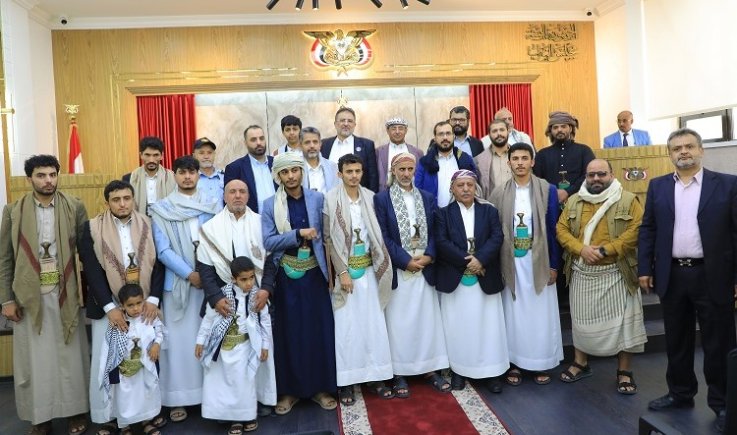 رئيس مجلس النواب يمنح الشهداء القادة الرهوي وأعضاء الحكومة والغماري درع المجلس