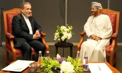وزيرا خارجية عُمان وإيران يبحثان تطوّرات التفاهمات الإيرانية الأمريكية