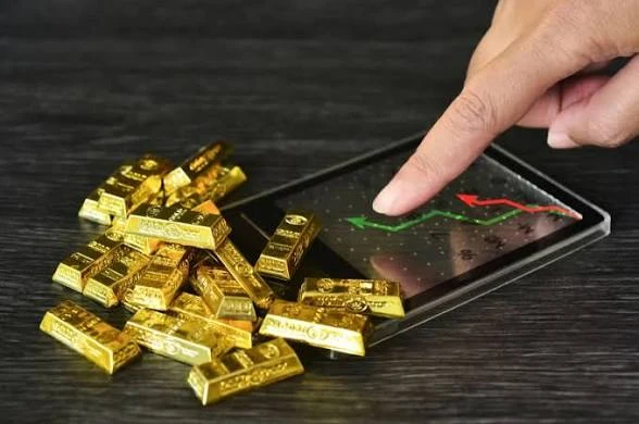 الذهب يرتفع وسط بيانات وظائف ضعيفة وتراجع النفط