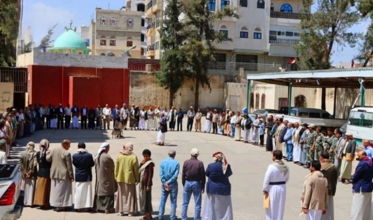 وقفة بوزارة الإدارة والتنمية المحلية تنديداً بالعدوان السعودي على مطار صنعاء