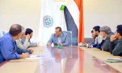 مناقشة خطط النهوض بمؤسسة الغزل والنسيج