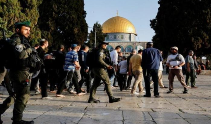 عشرات المغتصبين الصهاينة يقتحمون باحات المسجد الأقصى المبارك